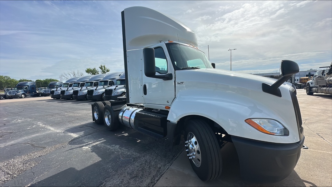 2019 International LT - image 6