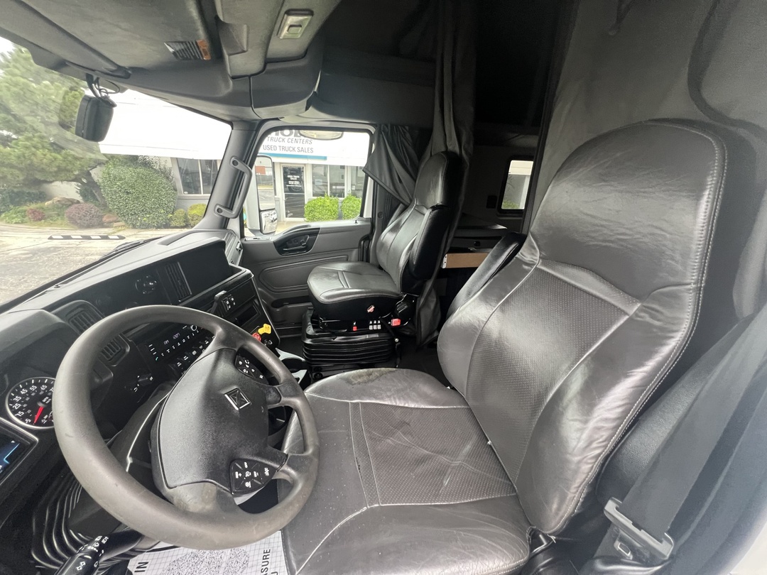 2021 International LT - image 13