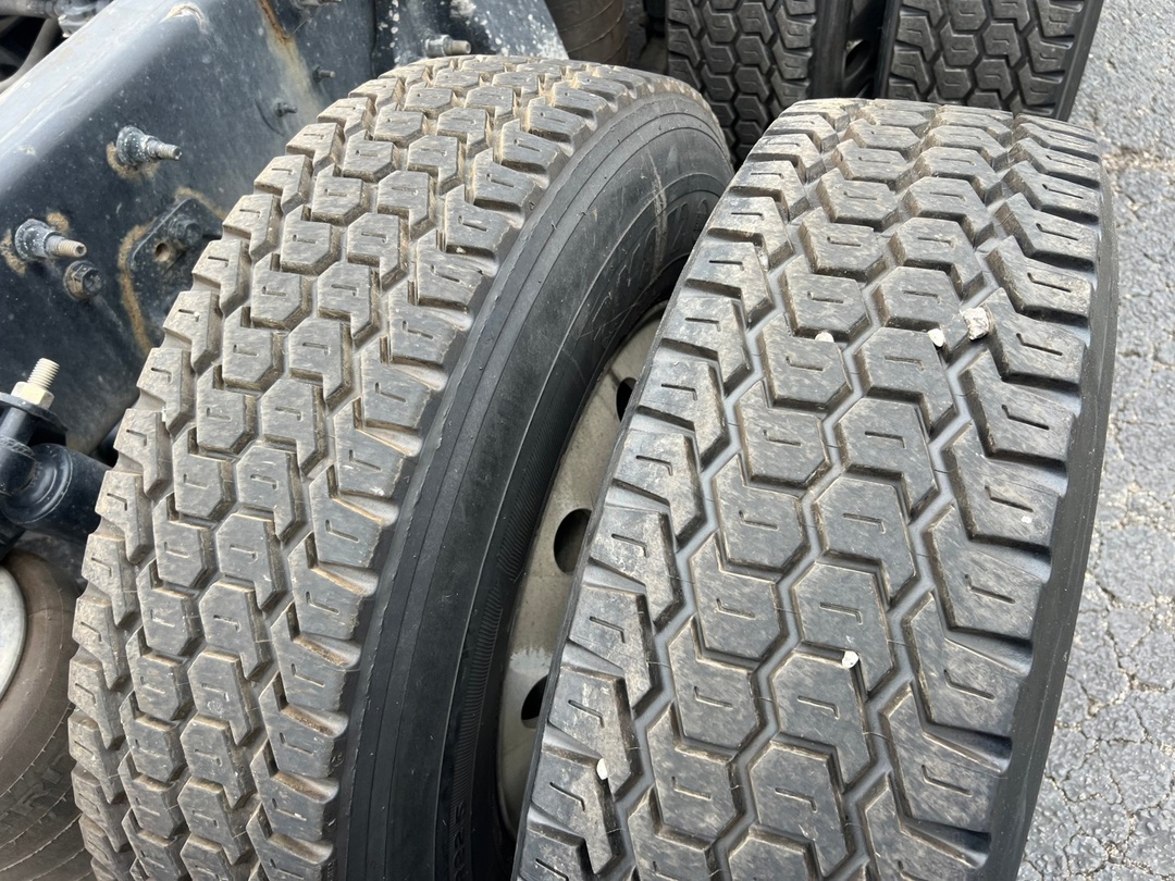 2020 International LT - image 9