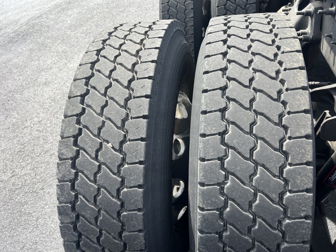 2020 International LT - image 7