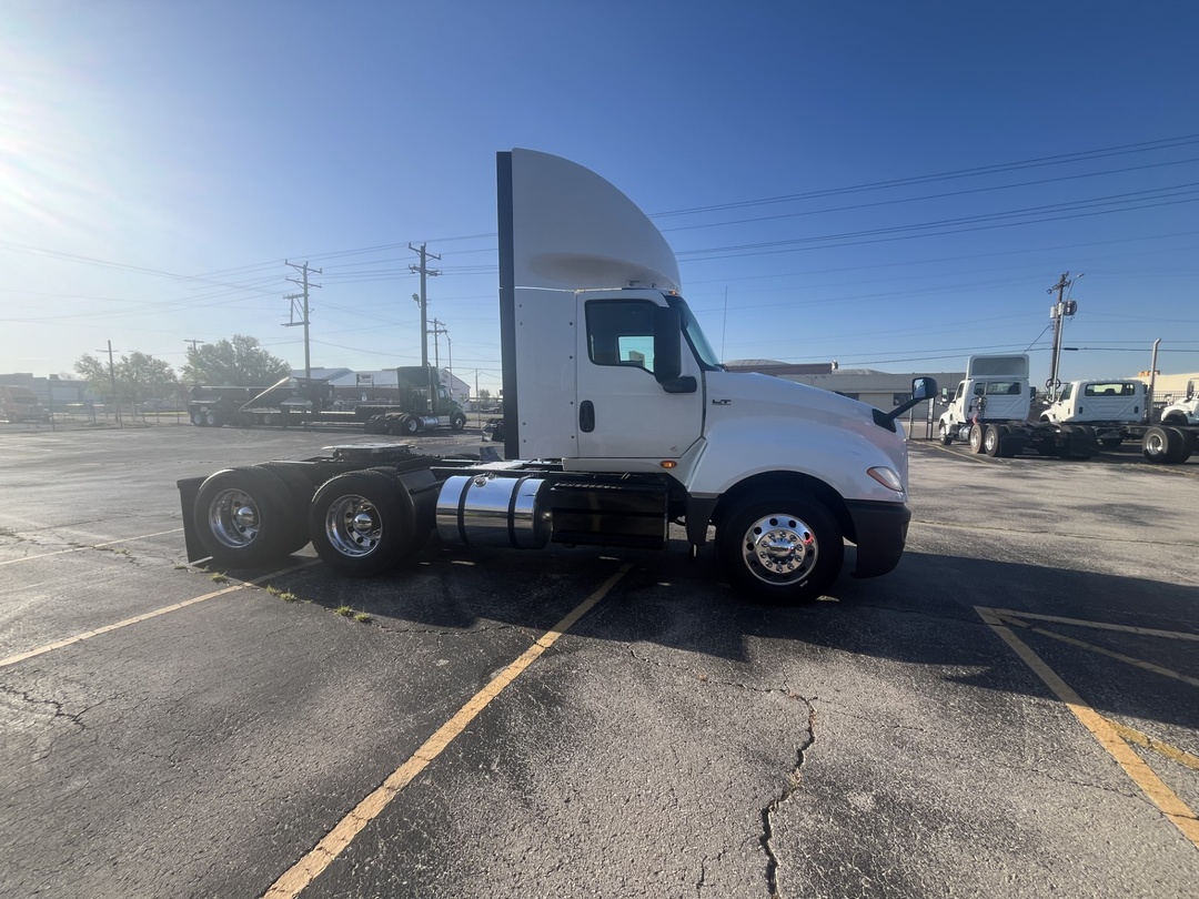 2019 International LT - image 13