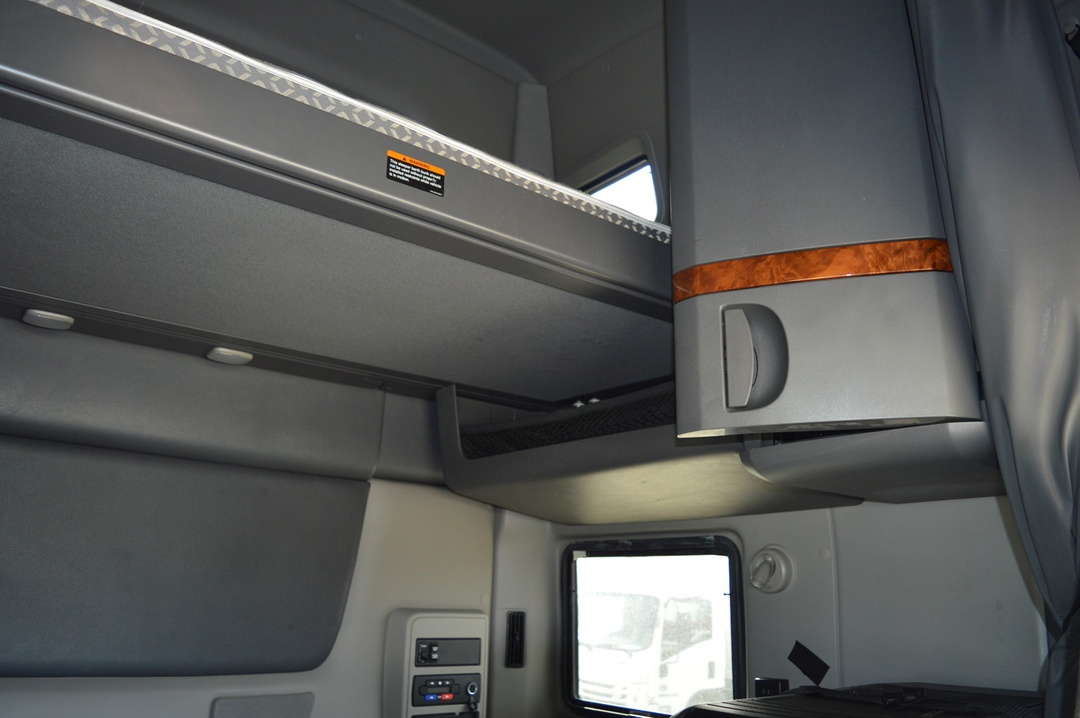 2022 International LT - image 14