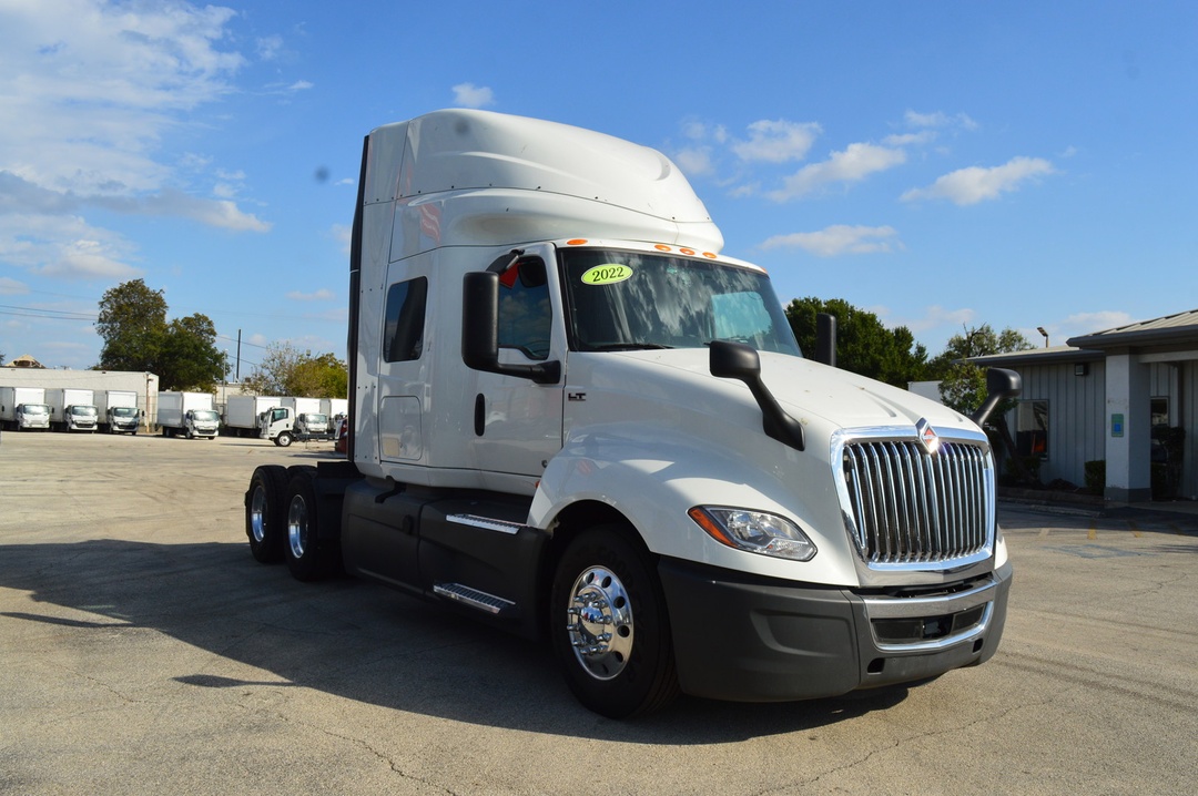 2022 International LT - image 3