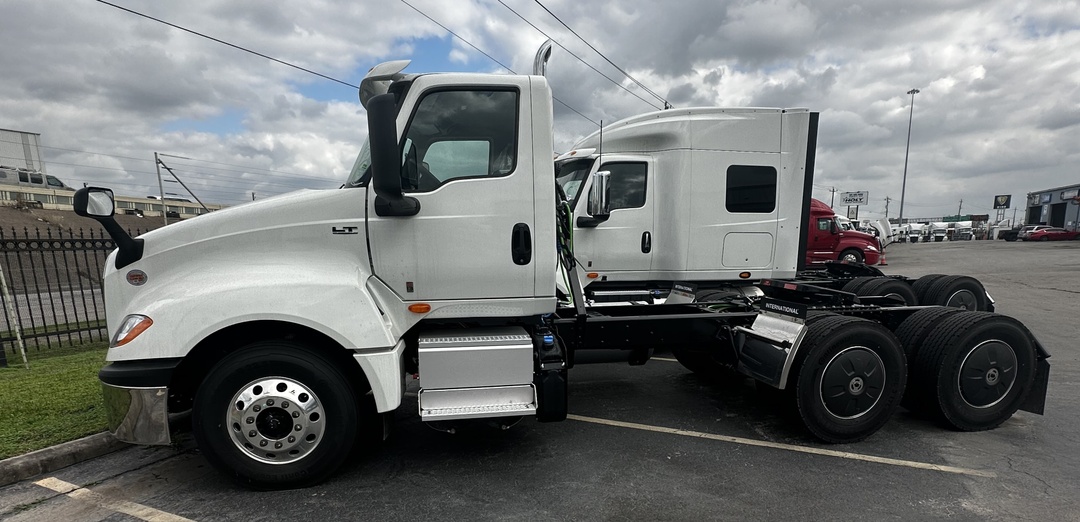 2025 International LT - image 2