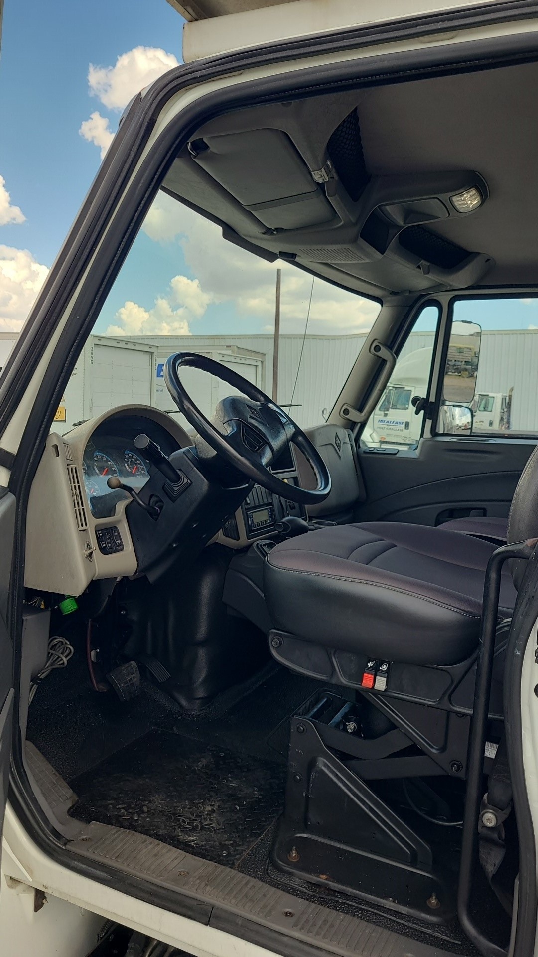 2019 International 4300 - image 4