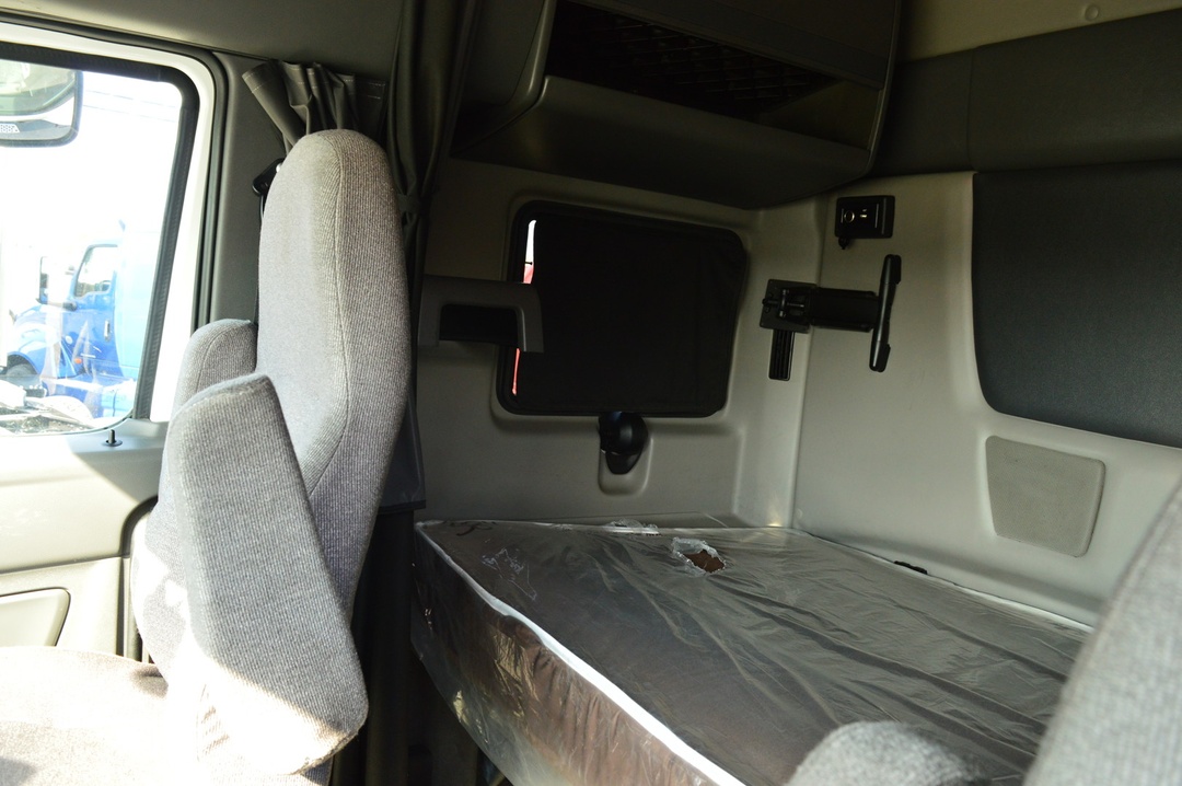 2022 International LT - image 14