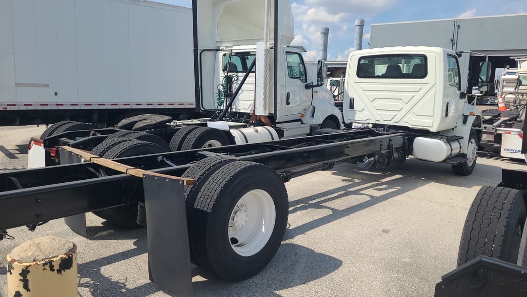 2020 International MV - image 2