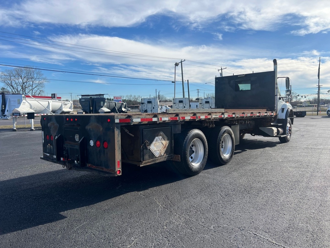 2009 International - image 3