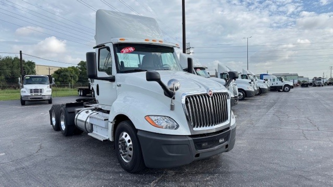 2018 International LT - image 2