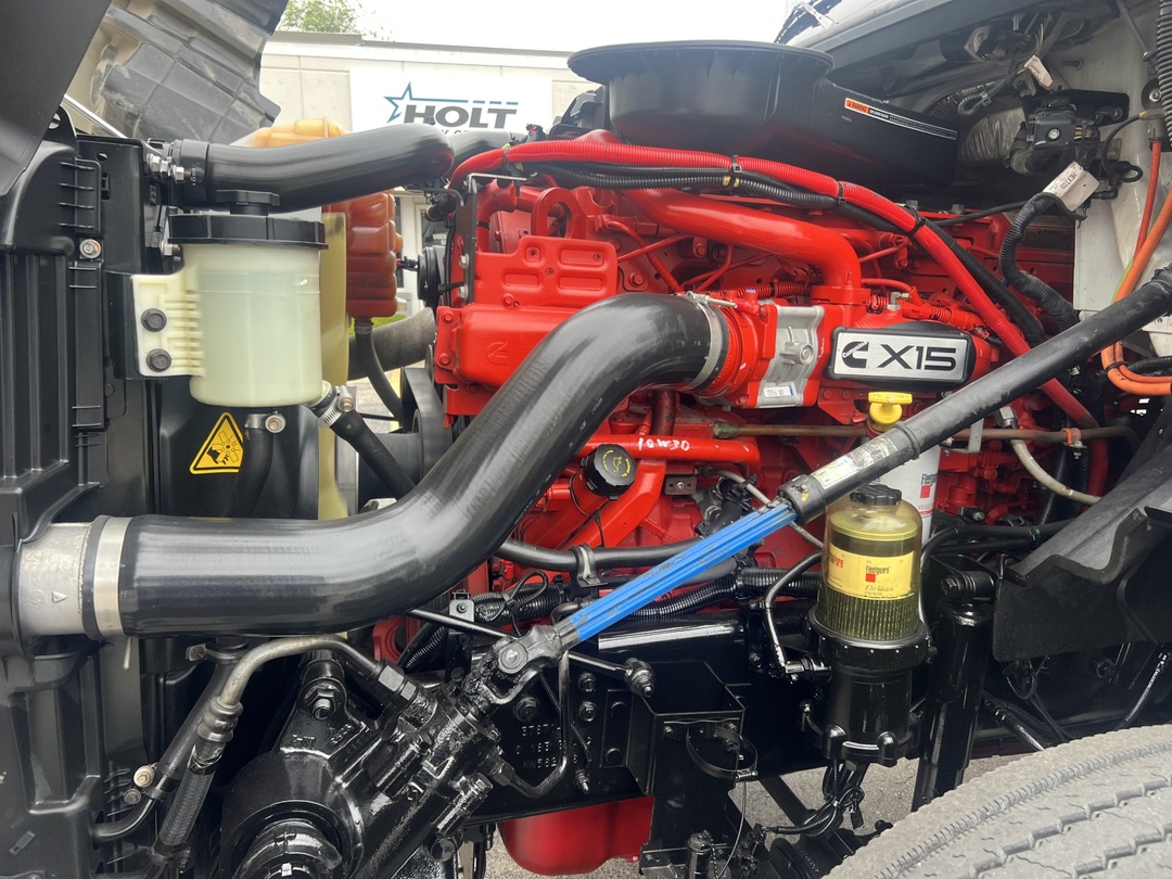 2021 International LT - image 12