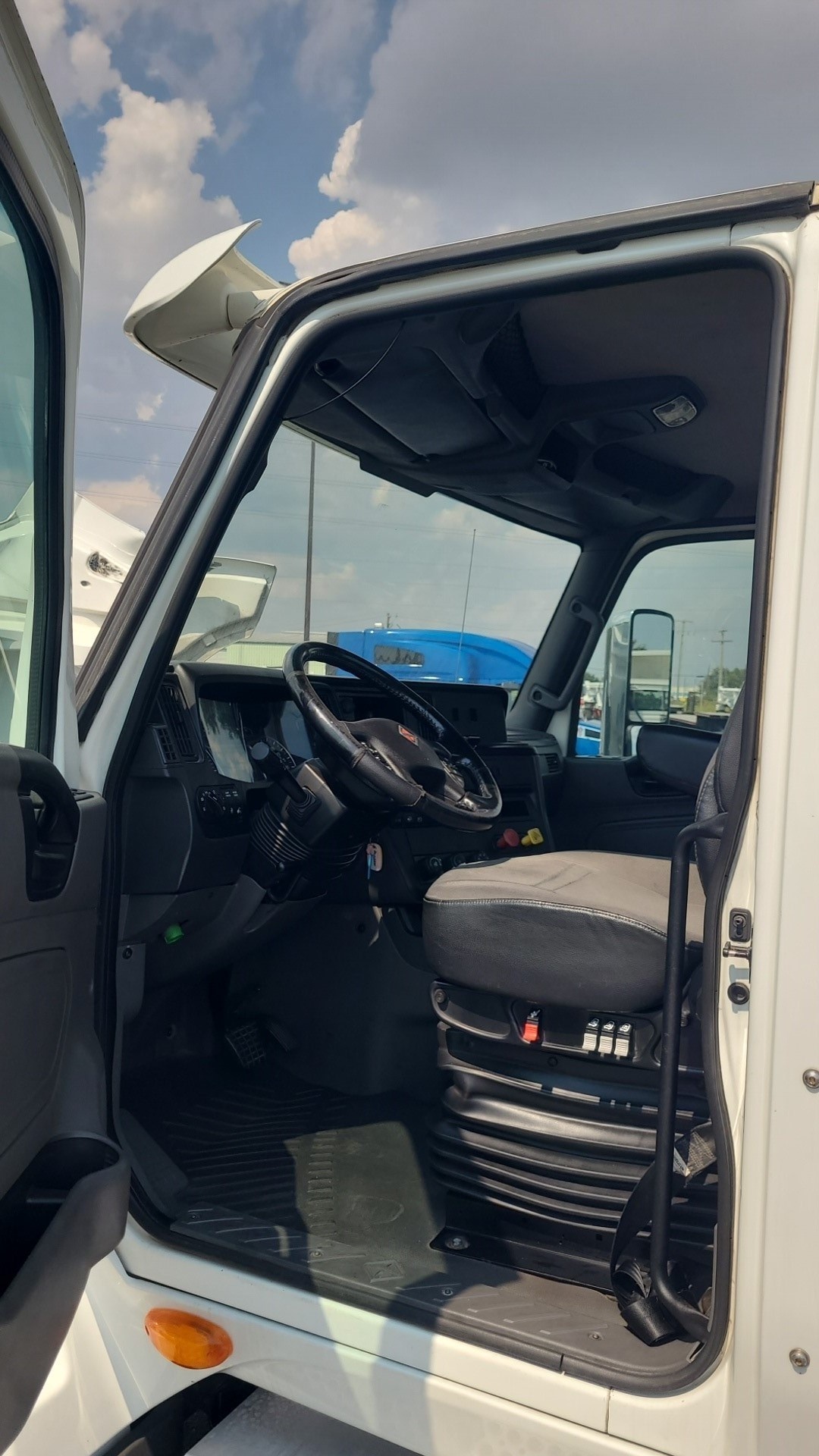 2019 International LT - image 3