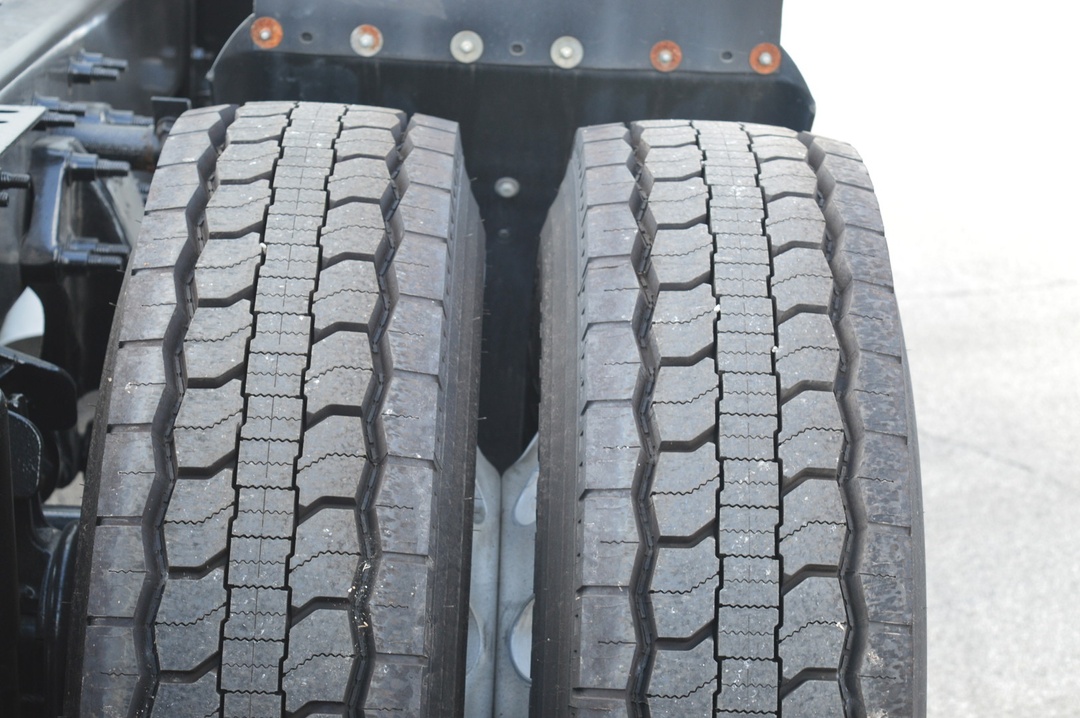 2022 International LT - image 9