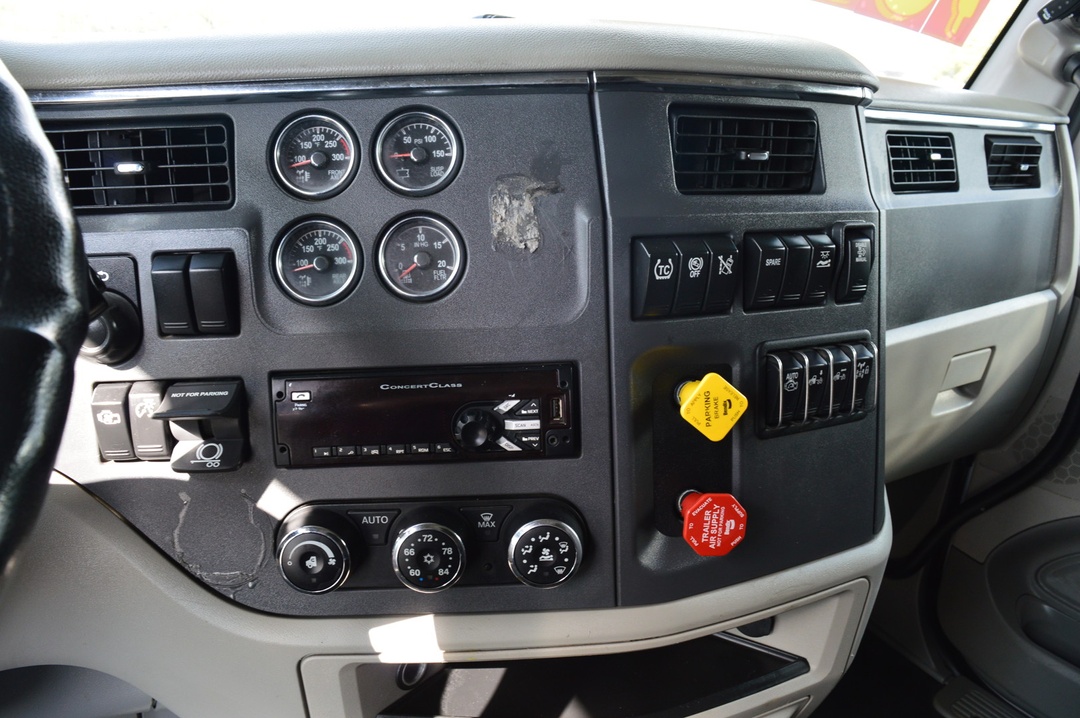 2019 Peterbilt 579 - image 15