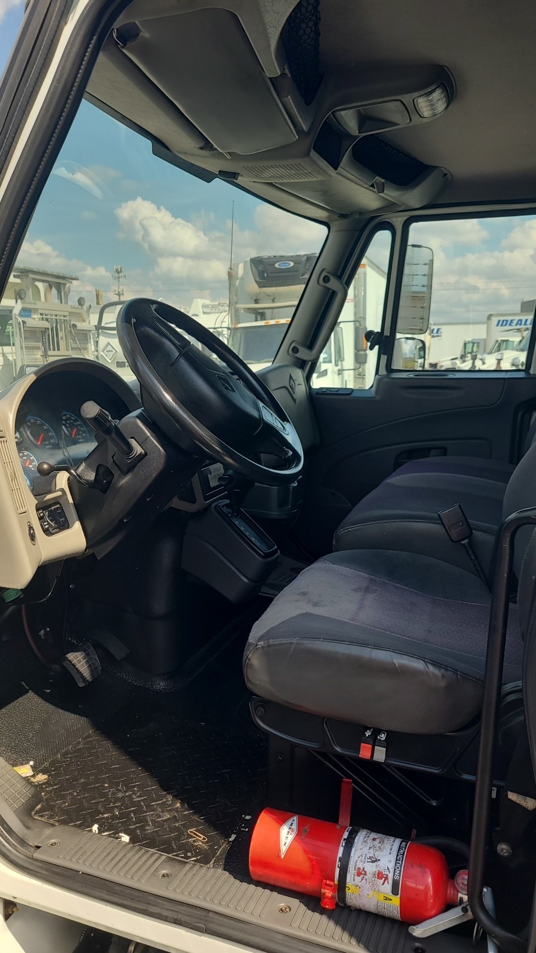 2019 International 4300 - image 2