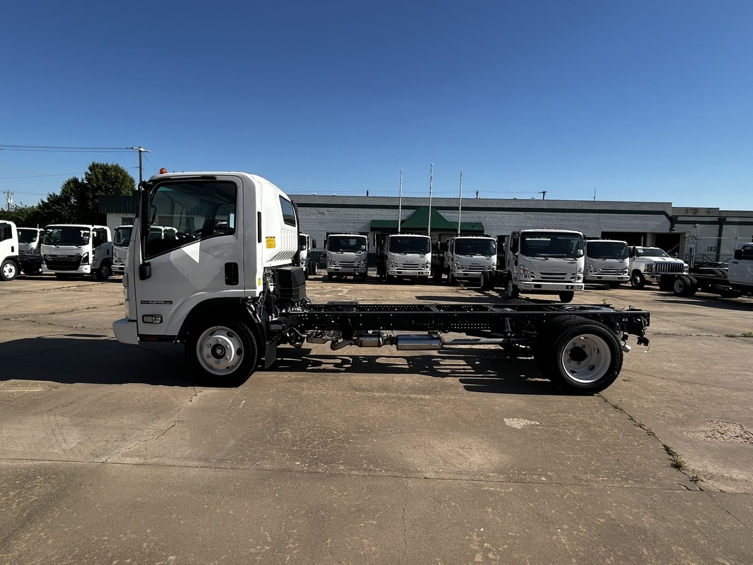 2024 Isuzu NPR - image 5