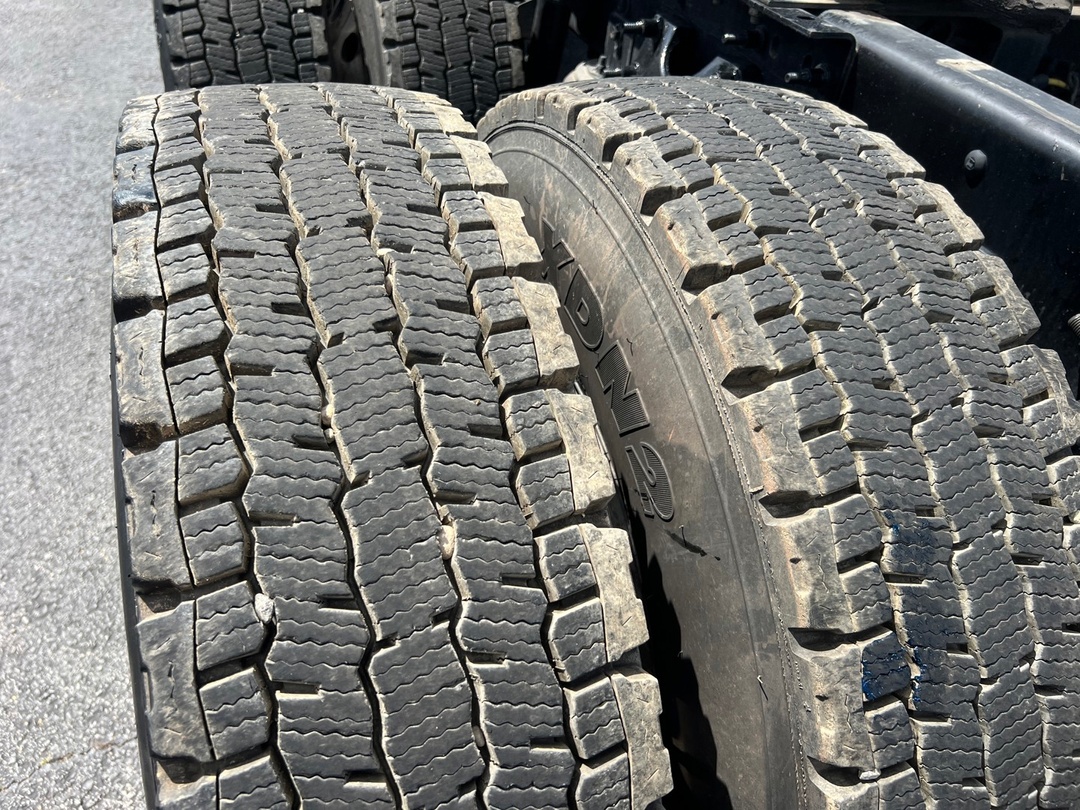 2022 International LT - image 9