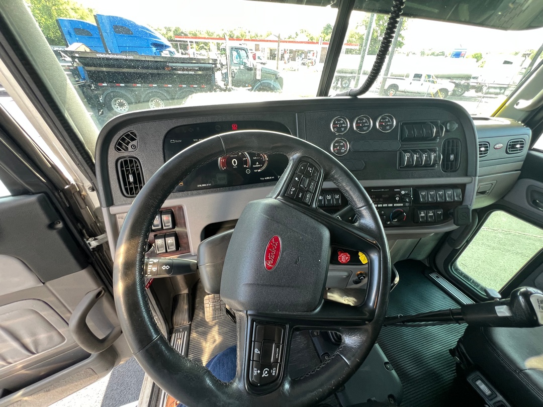 2023 Peterbilt 389 - image 5