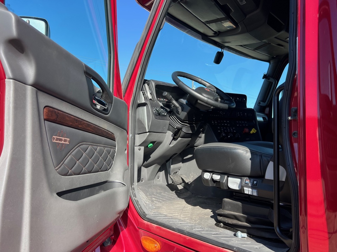 2025 International LT - image 8