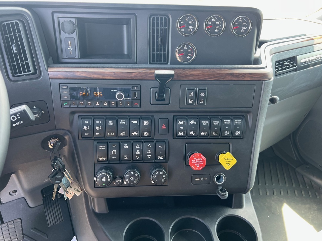 2025 International LT - image 15