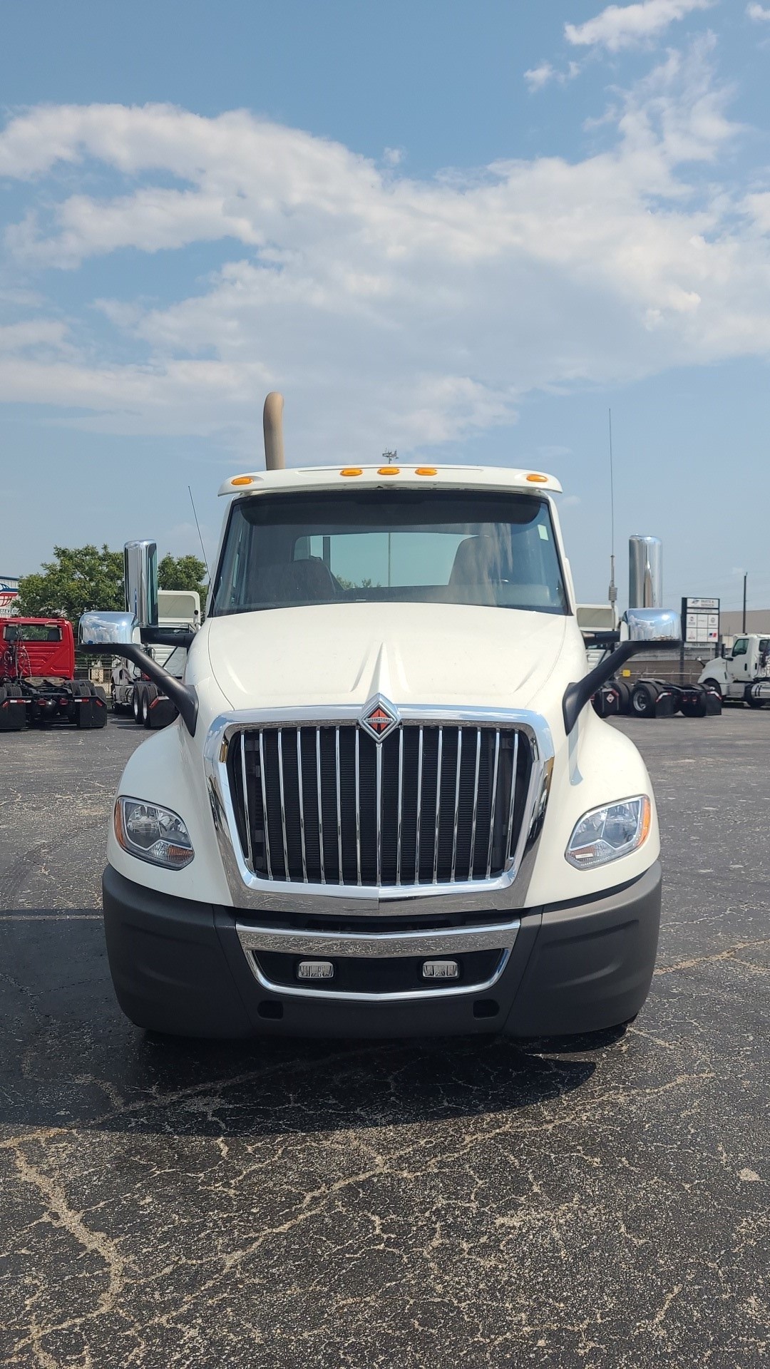 2019 International LT - image 7