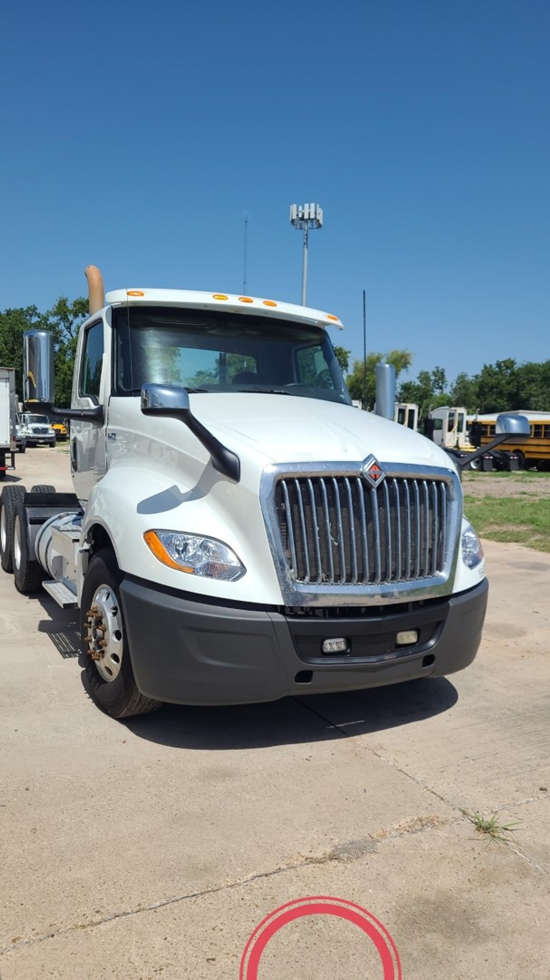 2018 International LT - image 2