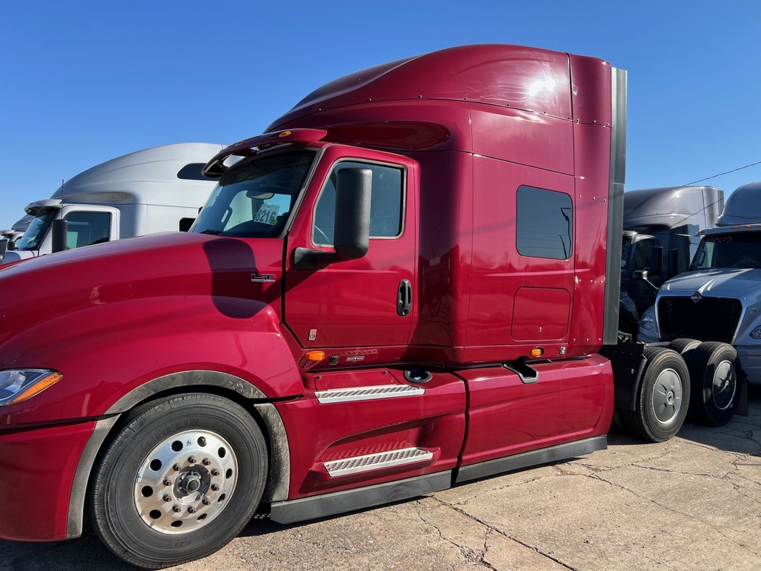 2025 International LT - image 2