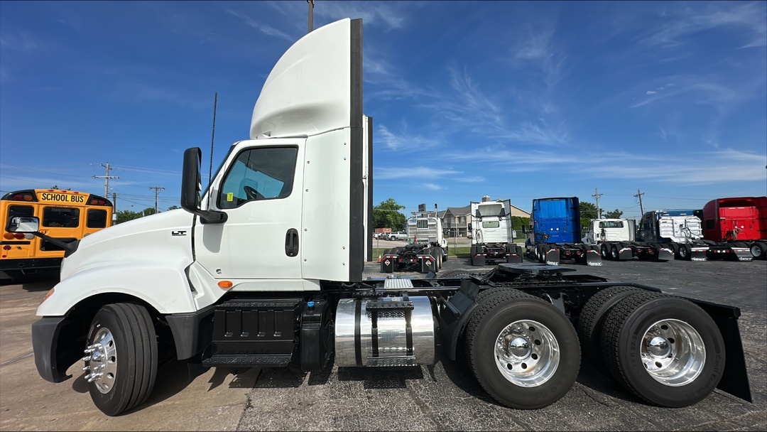 2019 International LT - image 8