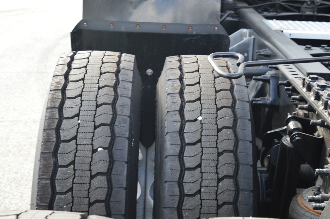 2022 International LT - image 11