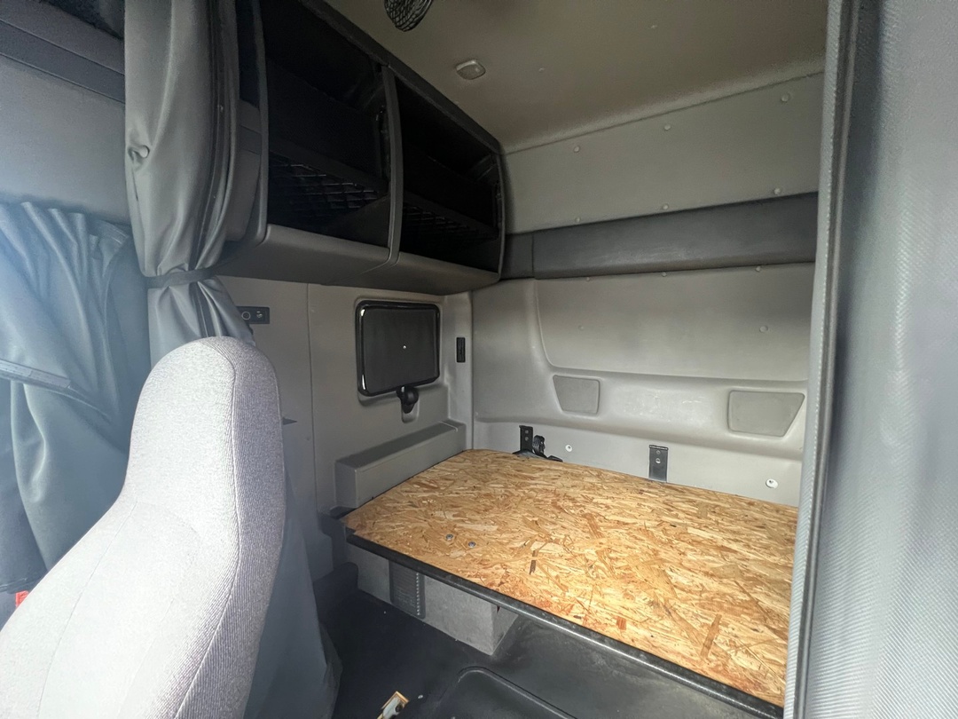 2022 International LT - image 15