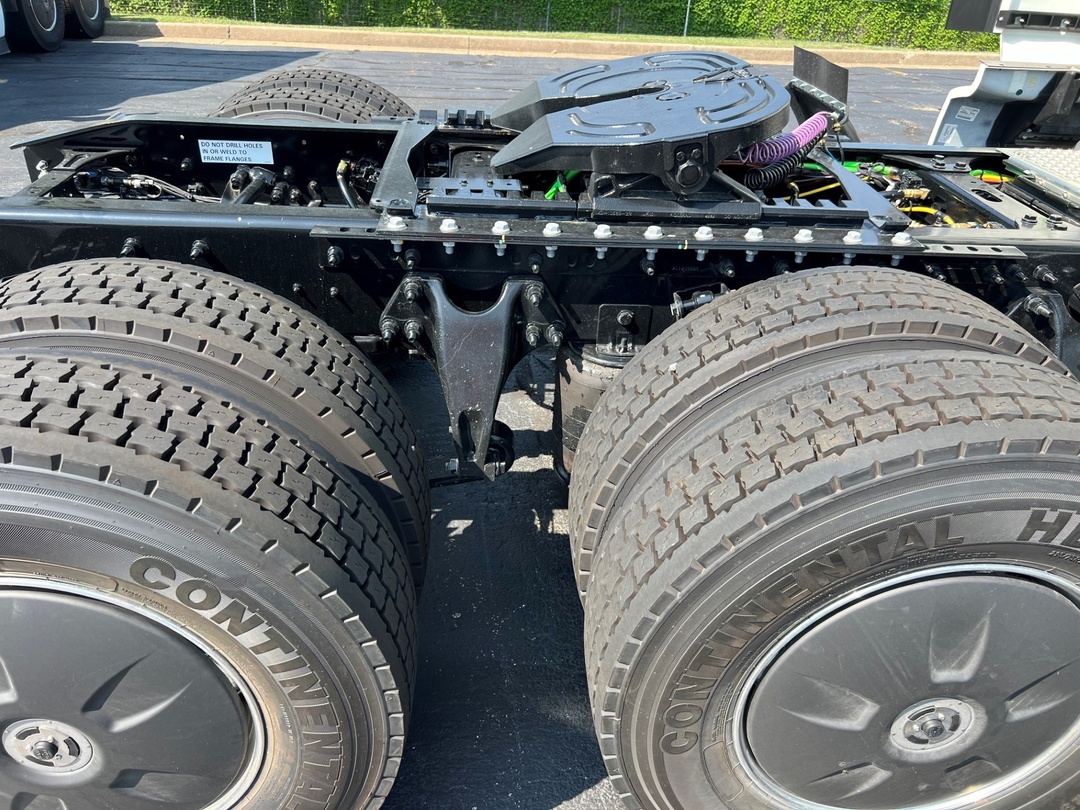 2025 International LT - image 11