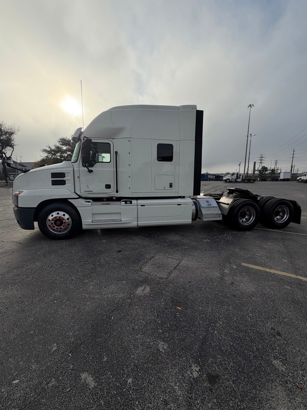 2020 Mack Anthem - image 3