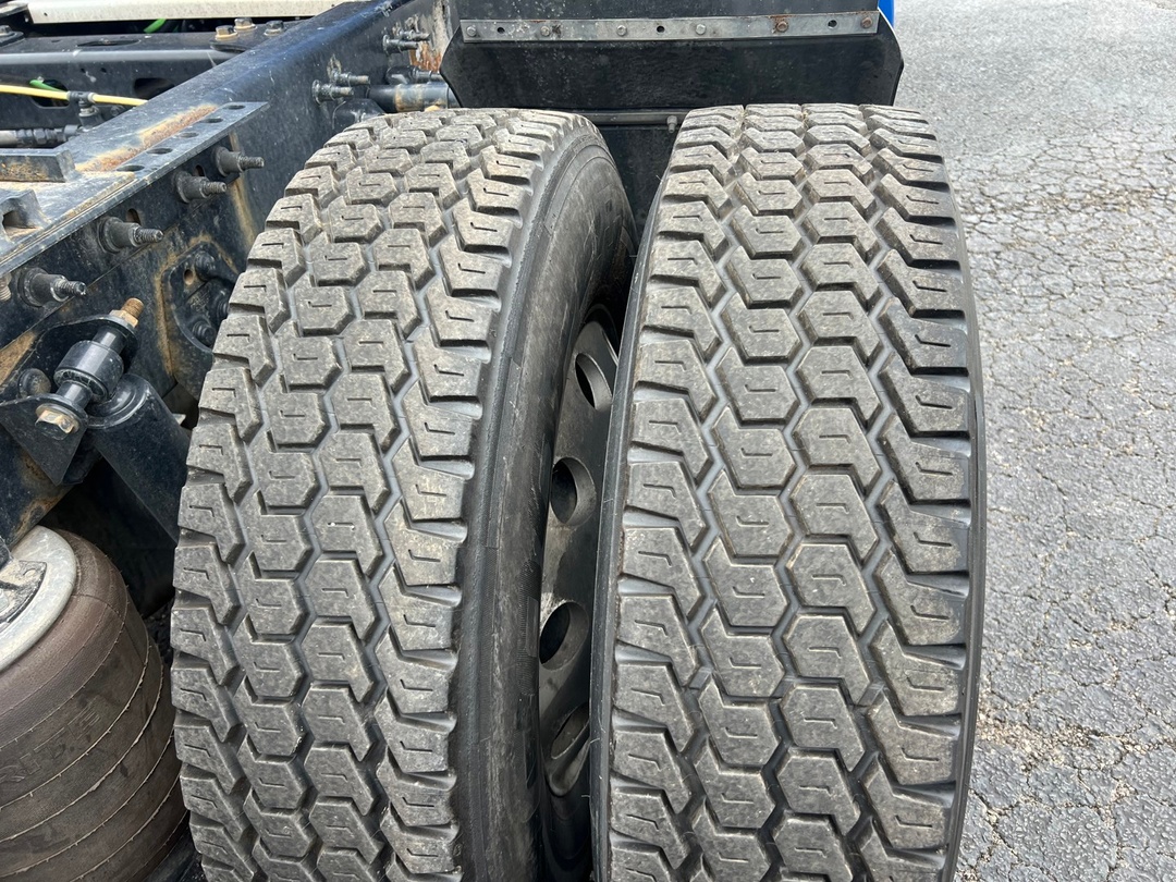 2020 International LT - image 8