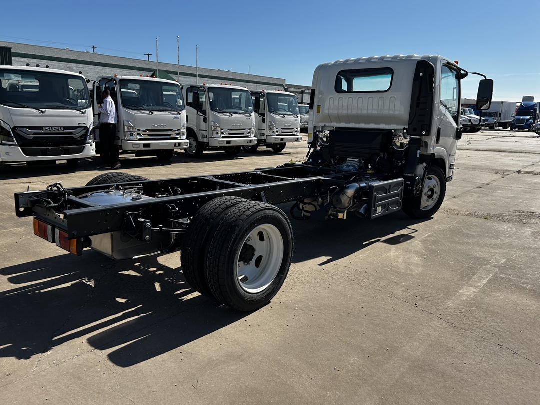 2024 Isuzu - image 4