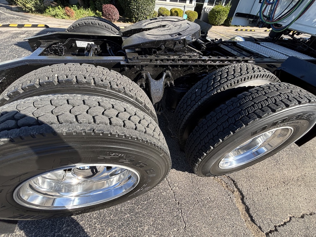 2021 International LT - image 12