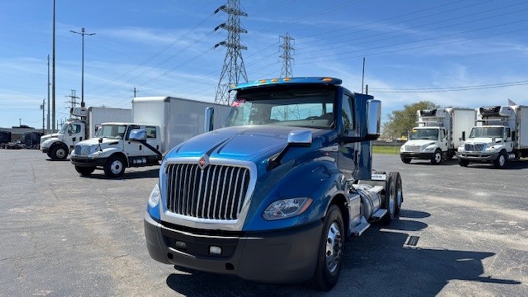 2018 International LT - image 8