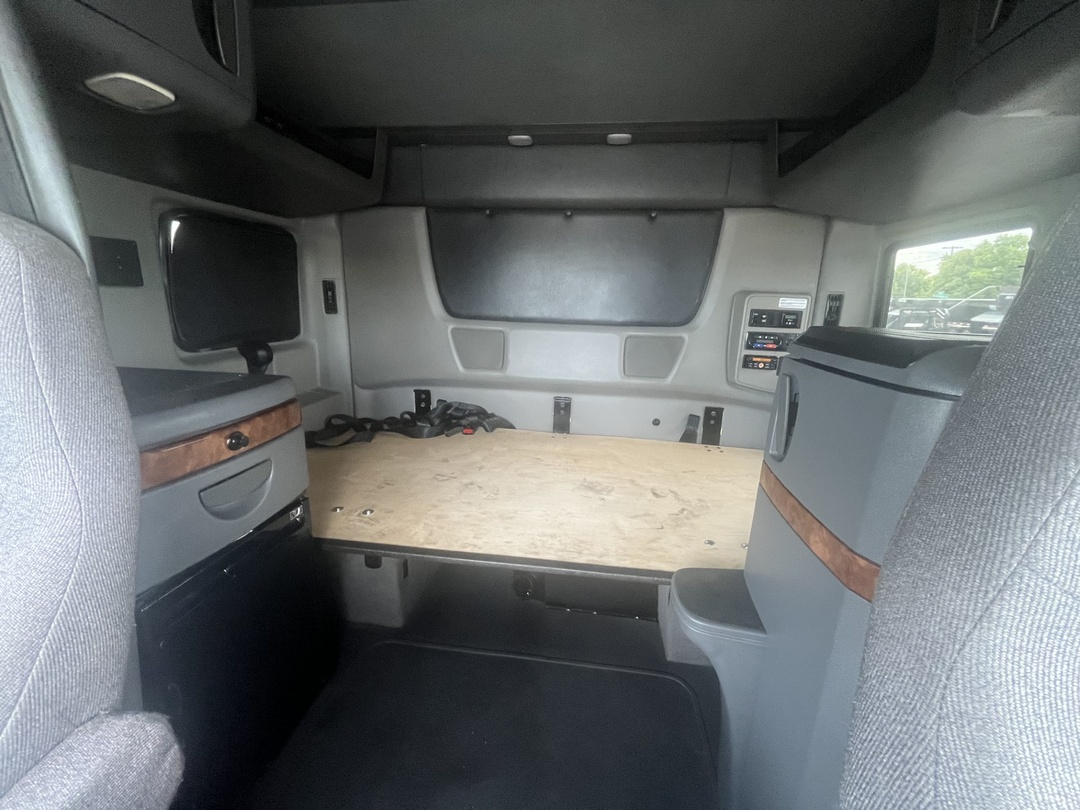 2020 International LT - image 6