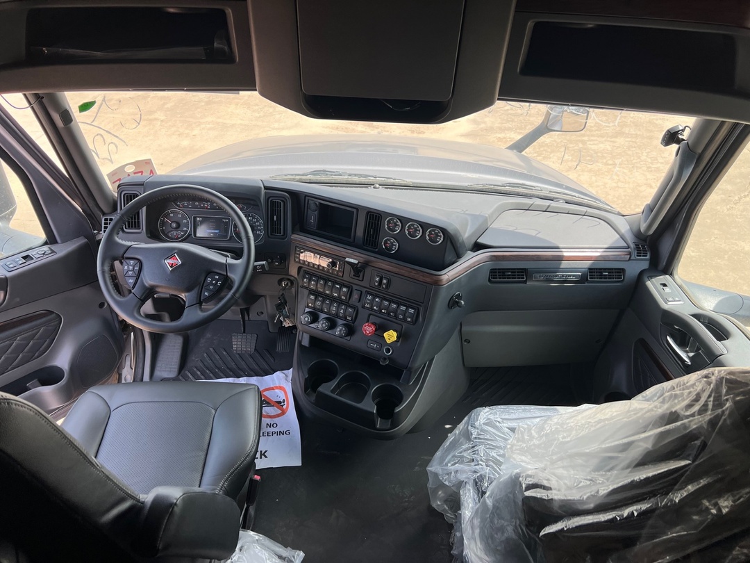 2025 International LT - image 14