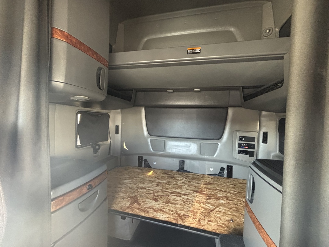 2022 International LT - image 2