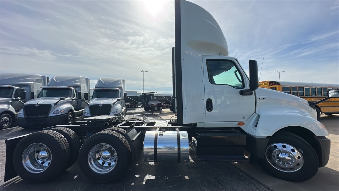 2019 International LT - image 2