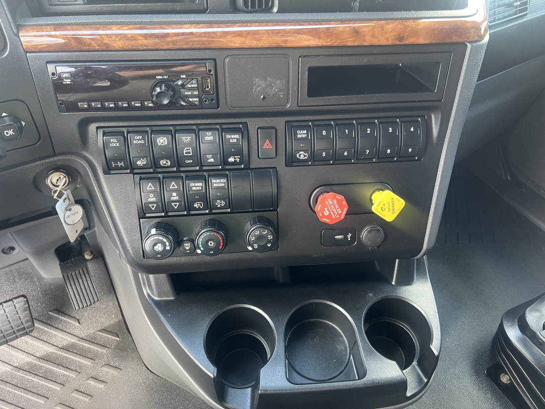 2020 International LT - image 13