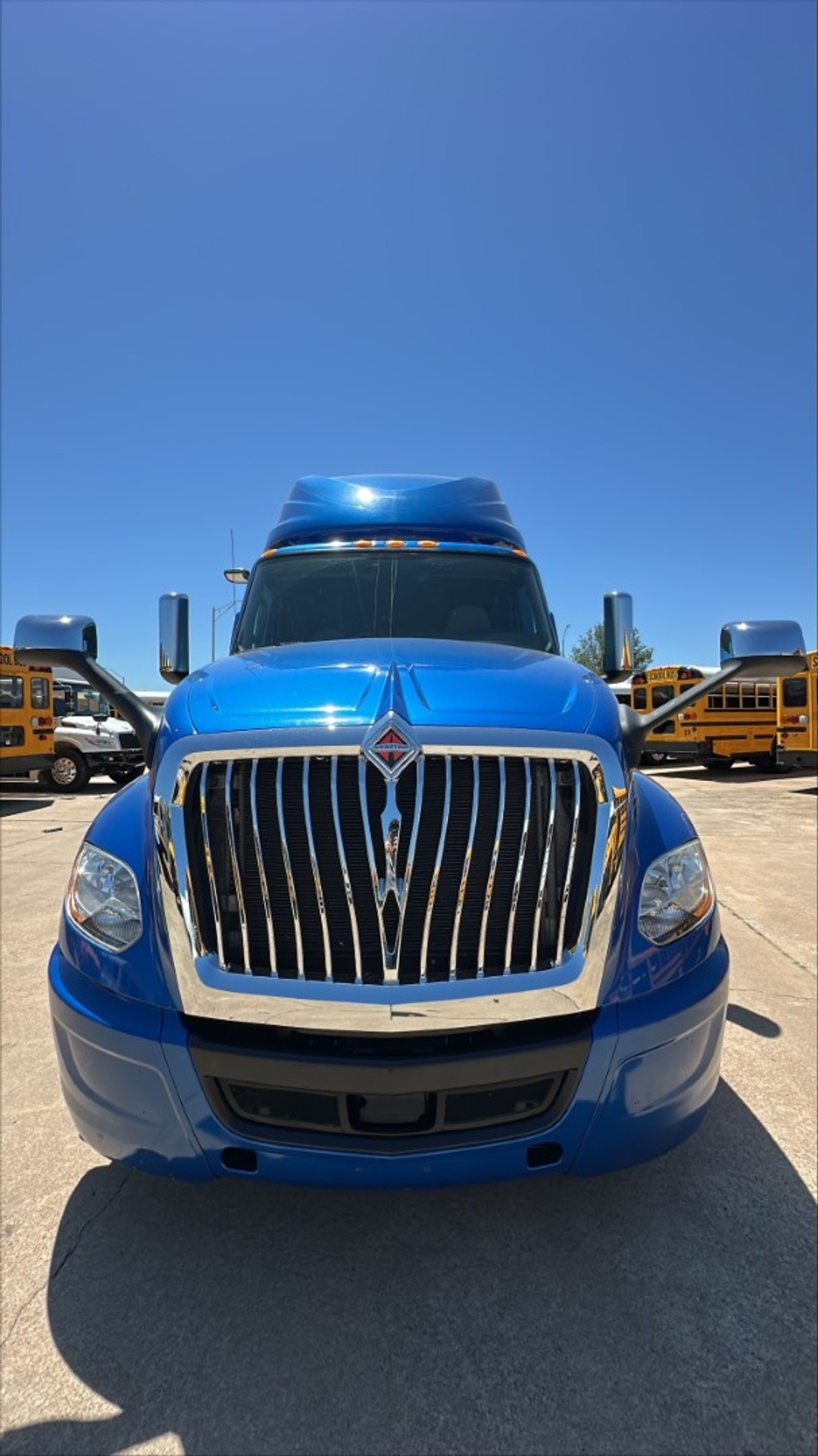 2020 International LT - image 14