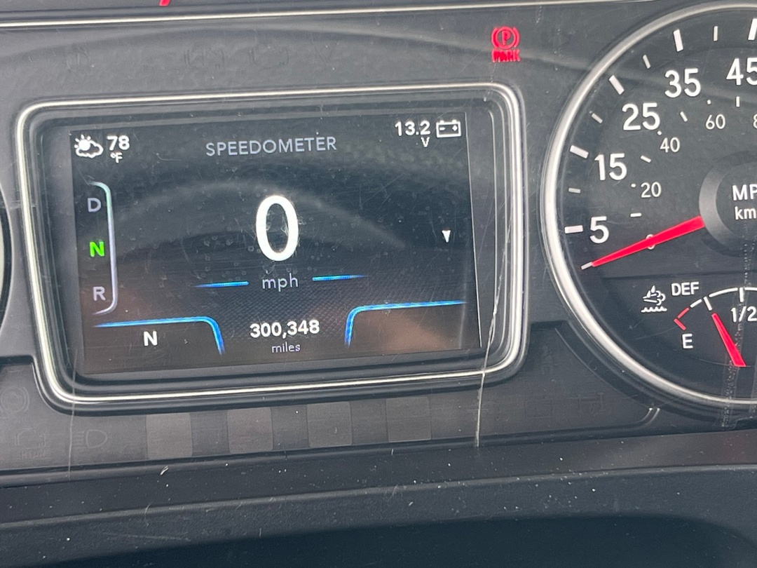 2022 International LT - image 14