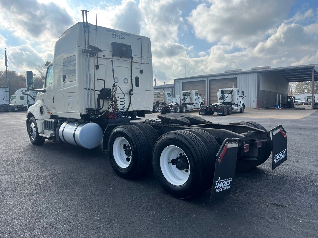 2022 International LT - image 11