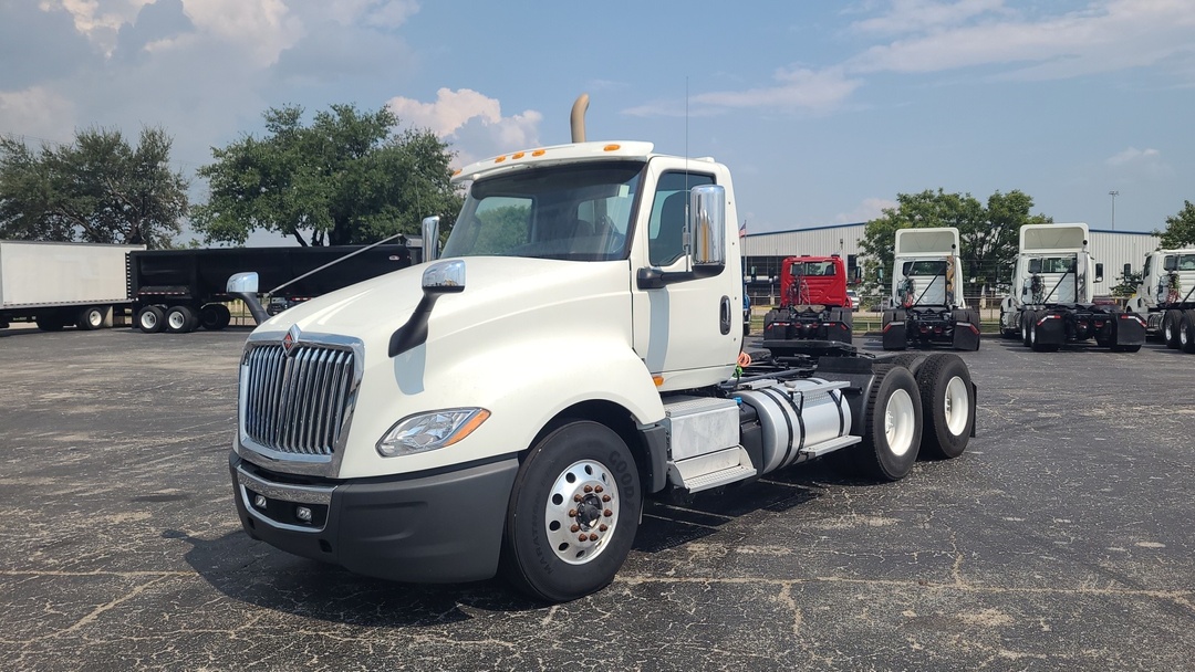 2019 International LT - image 9