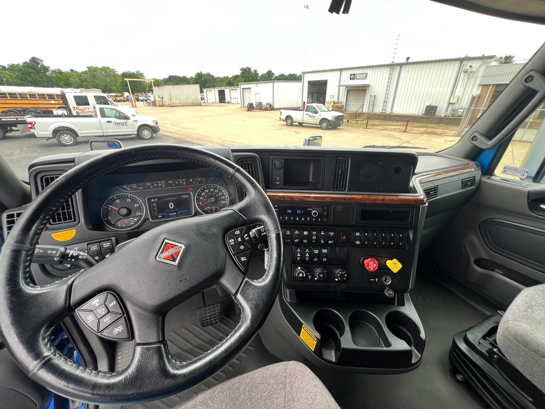 2020 International LT - image 13