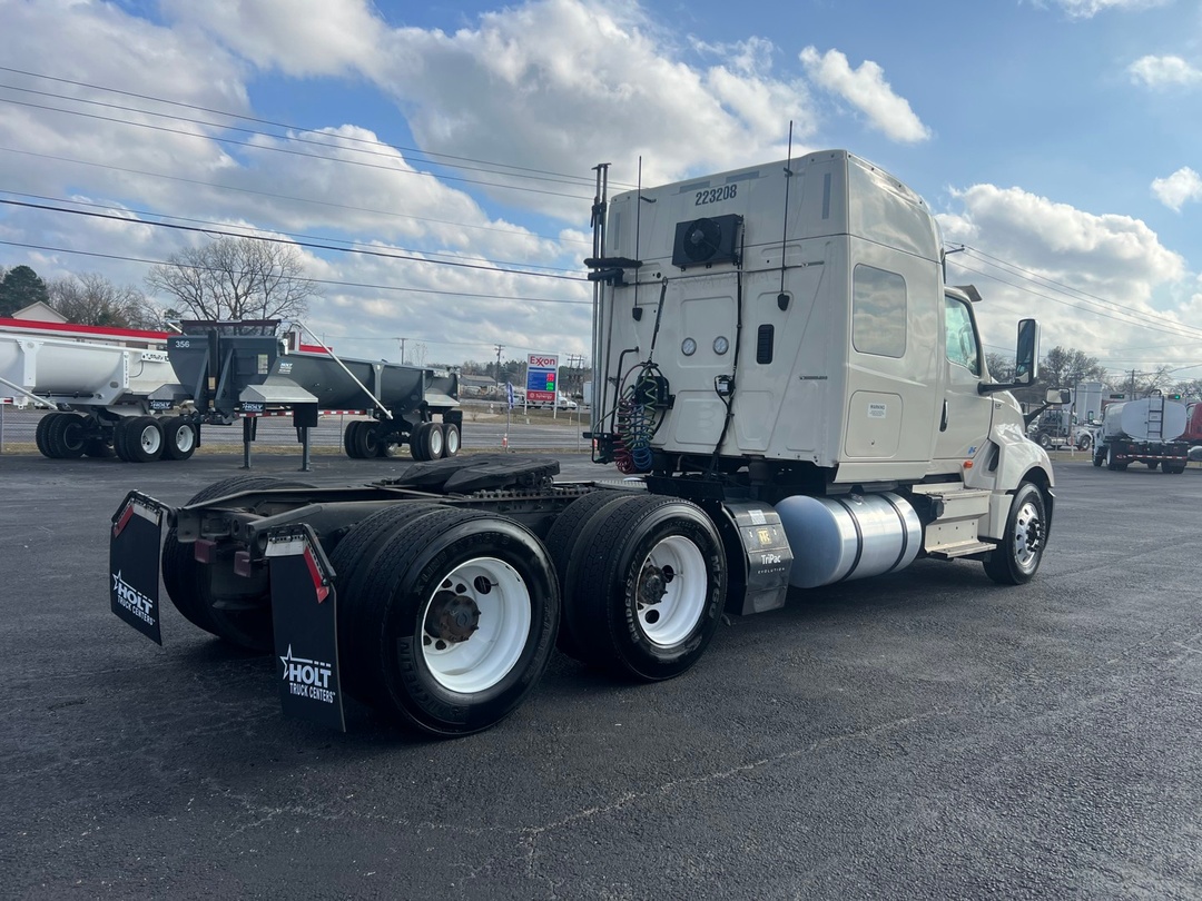 2022 International LT - image 8