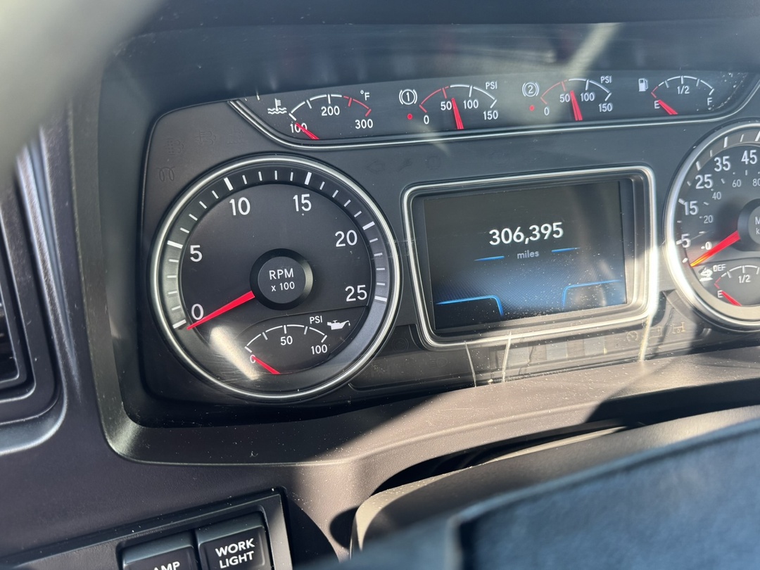 2020 International LT - image 7