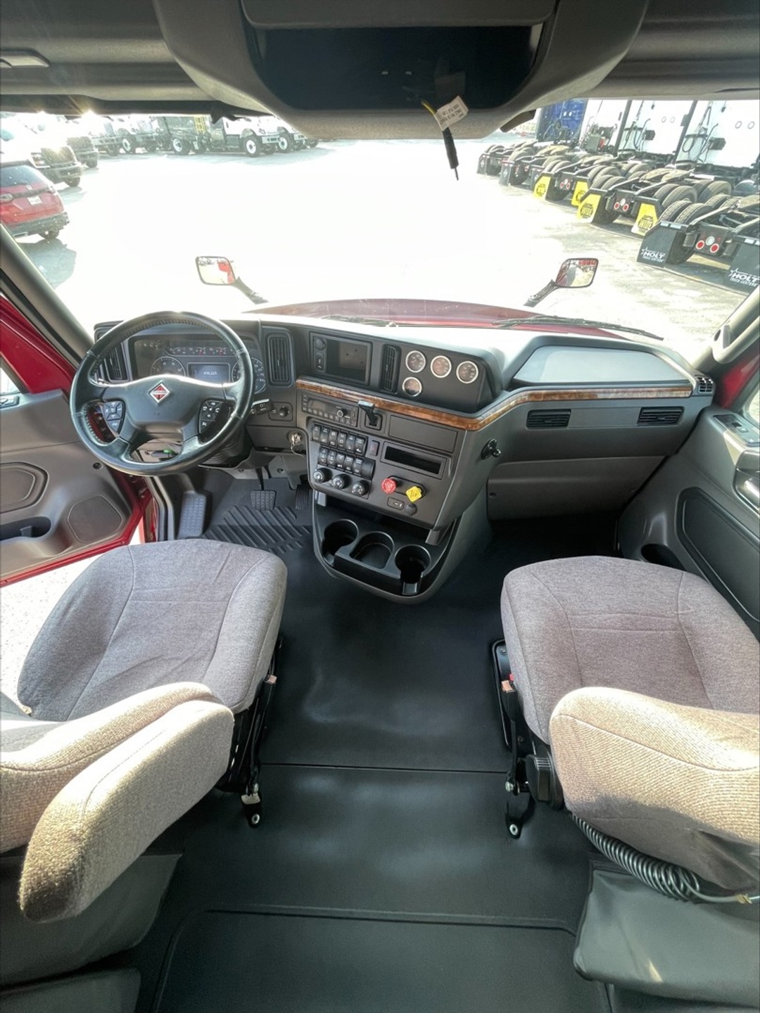 2022 International LT - image 5