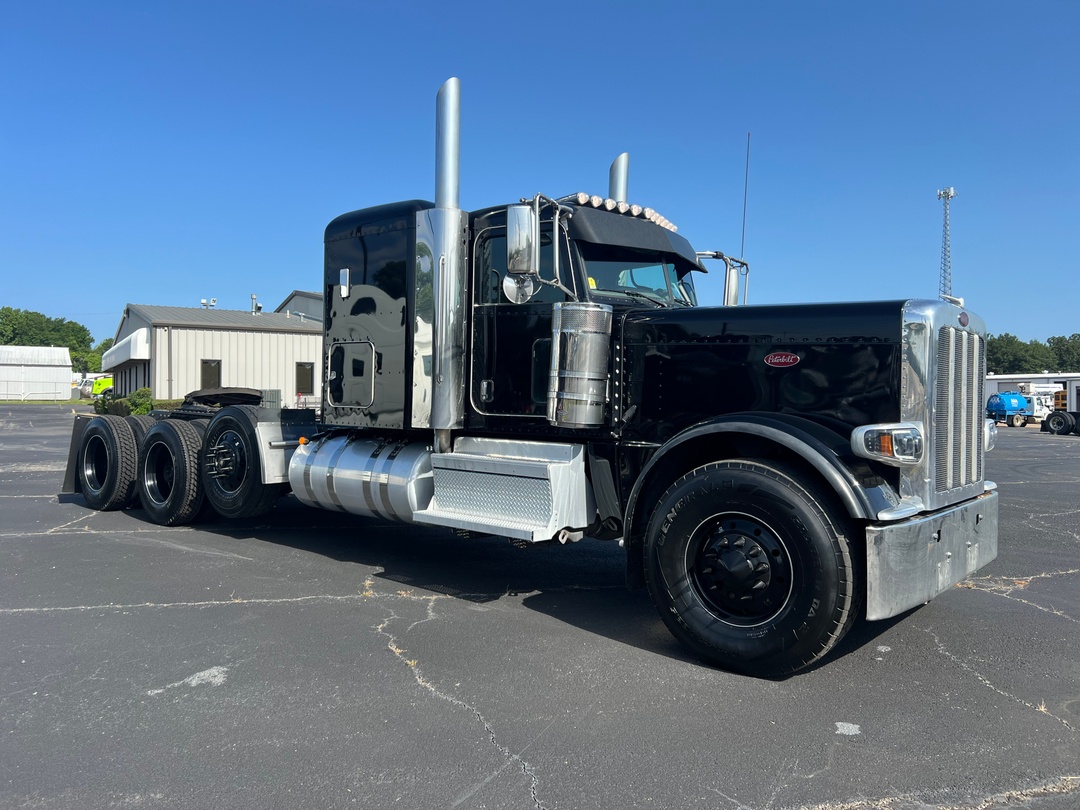 2023 Peterbilt 389 - image 2