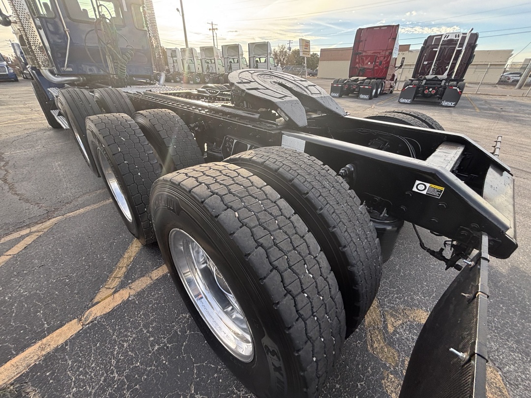 2019 Kenworth T800 - image 10